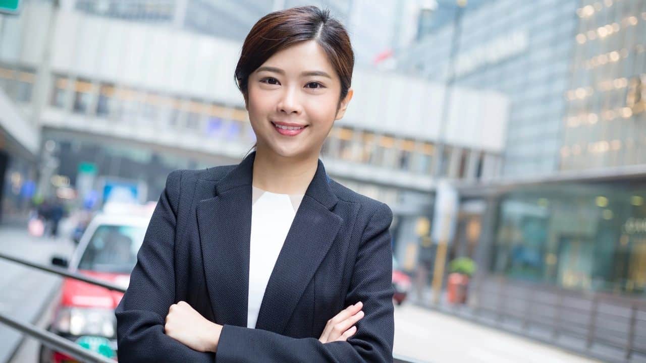 How to adapt easily to working in a new country, a woman smiling