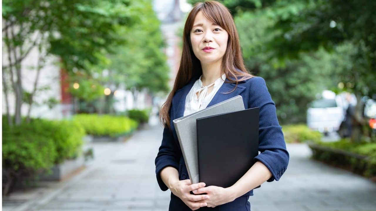 How to adapt easily to working in a new country, a woman holding a couple of folders