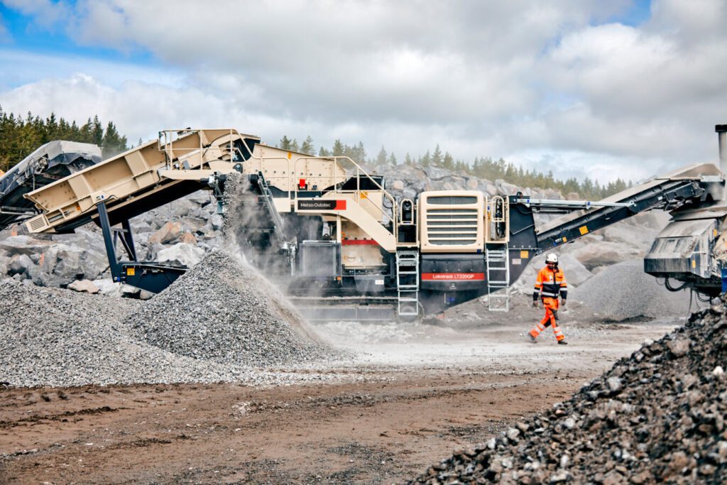 Metso machine onsite with Mining Equipment Field Service Engineers