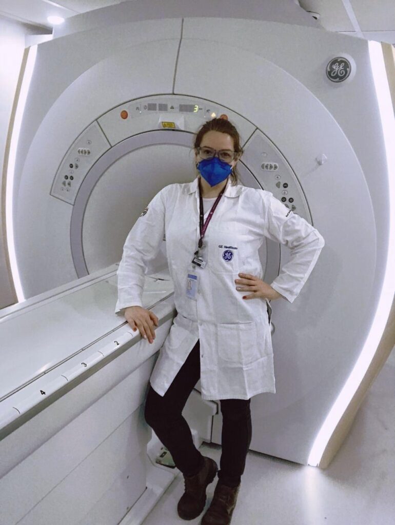 Michelly Rodrigues GE Healthcare MRI scanner