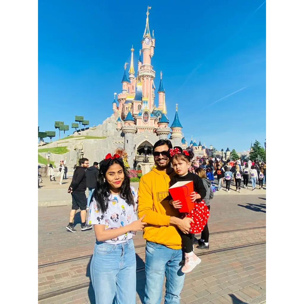 VM-at-Euro-Disney-with-his-wife-and-daughter