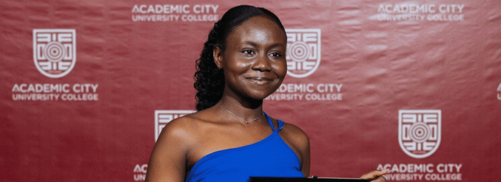 Linda Akosua Essilfie receiving best student award.