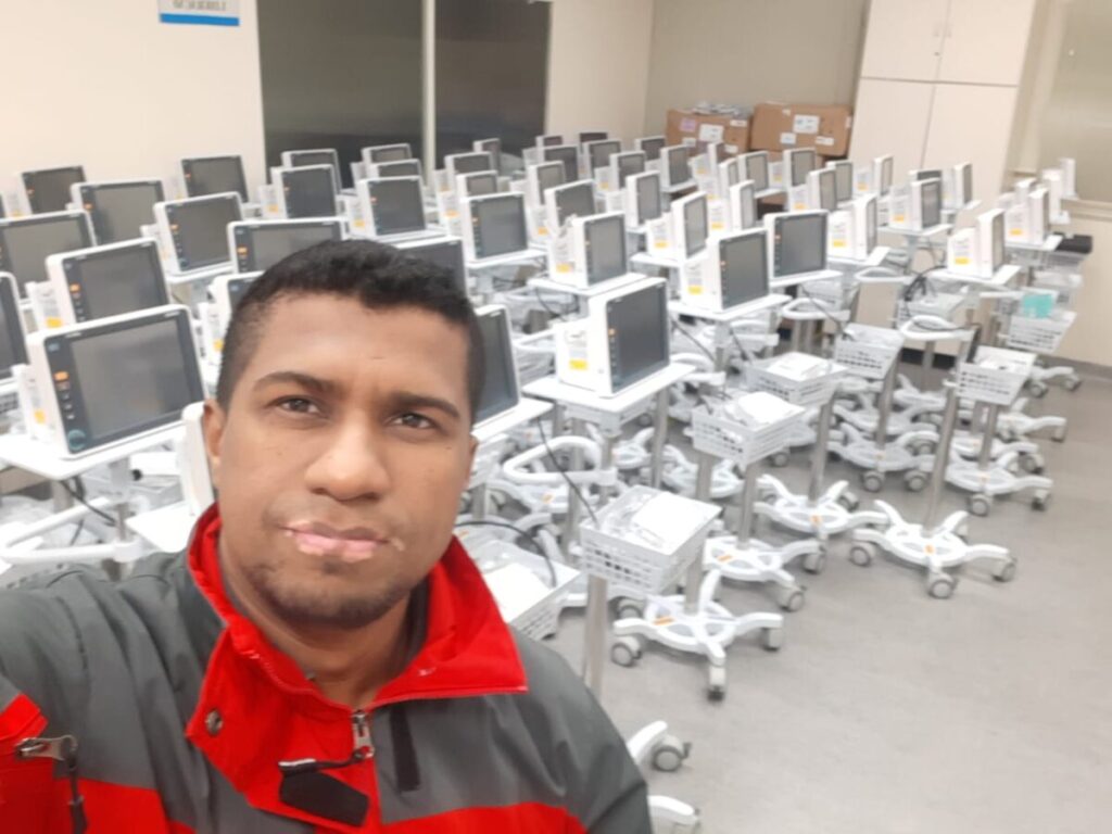 Antonio Marcos Soares Santos customer support engineer with room of equipment